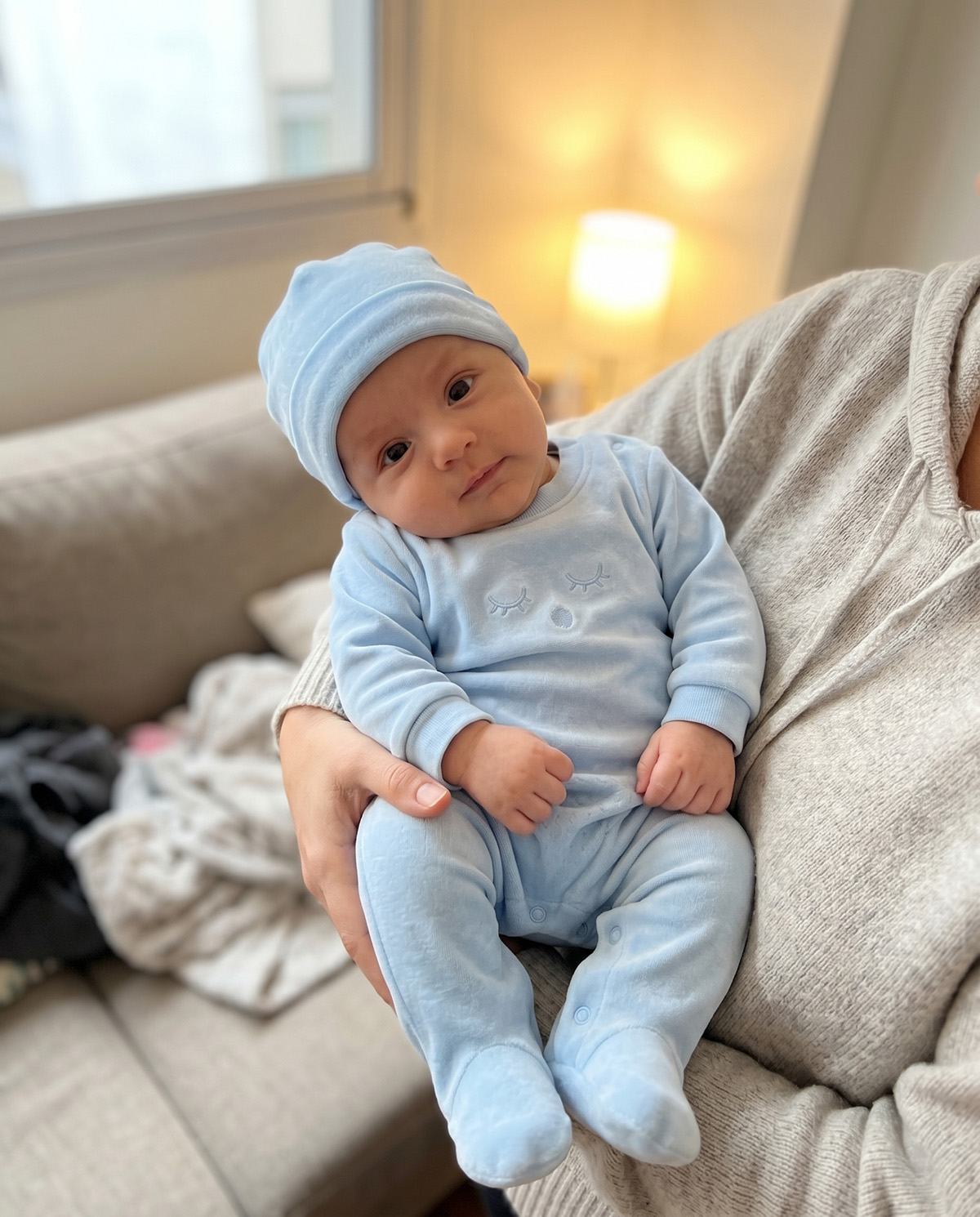Bebé con el Ajuar Ushuaia en brazos de mamá